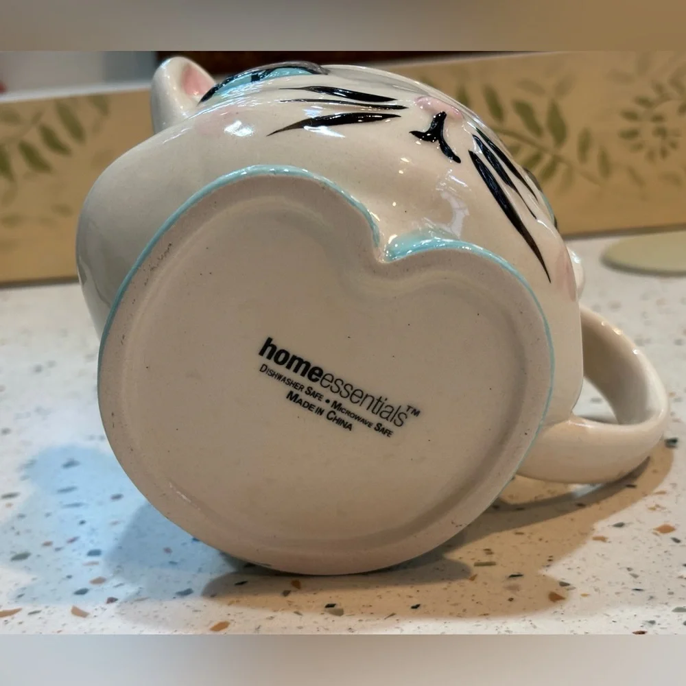 Home Essentials Cat Face Mug with Yellow and Blue Accents‎